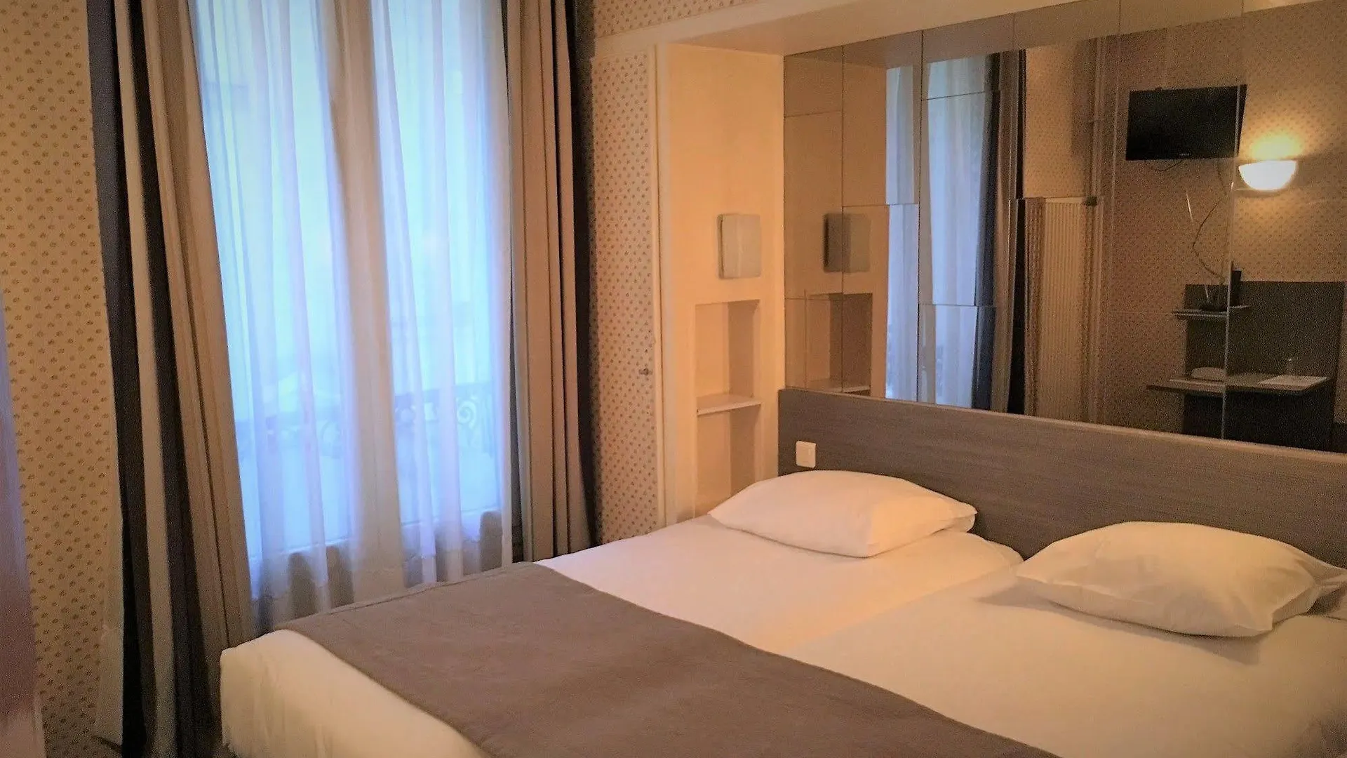 Eiffel Kensington Hotel 2*